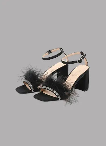 Sandalias negras con plumas