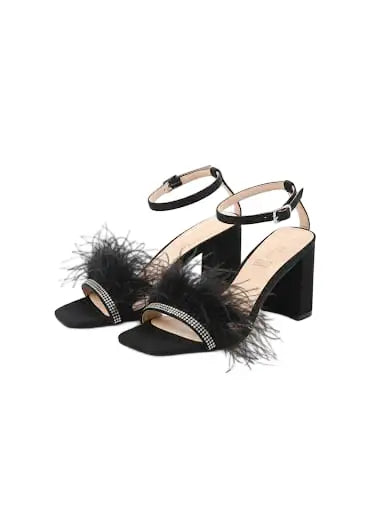 Sandalias negras con plumas